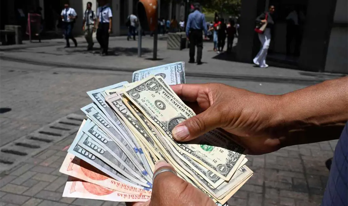 Los envíos de dinero que mandan a sus familiares sumaron 5 mil 635 mdd. Cortesía