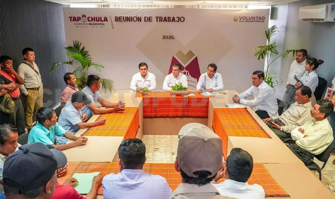 El presidente municipal, Yamil Melgar Bravo, encabezó una reunión de trabajo con representantes del ejido Chanjalé. CP