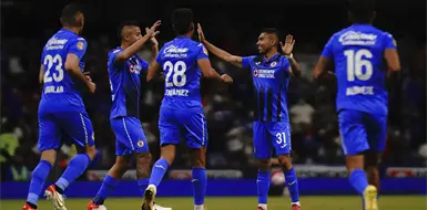 Cruz Azul remonta y vence a Chivas
