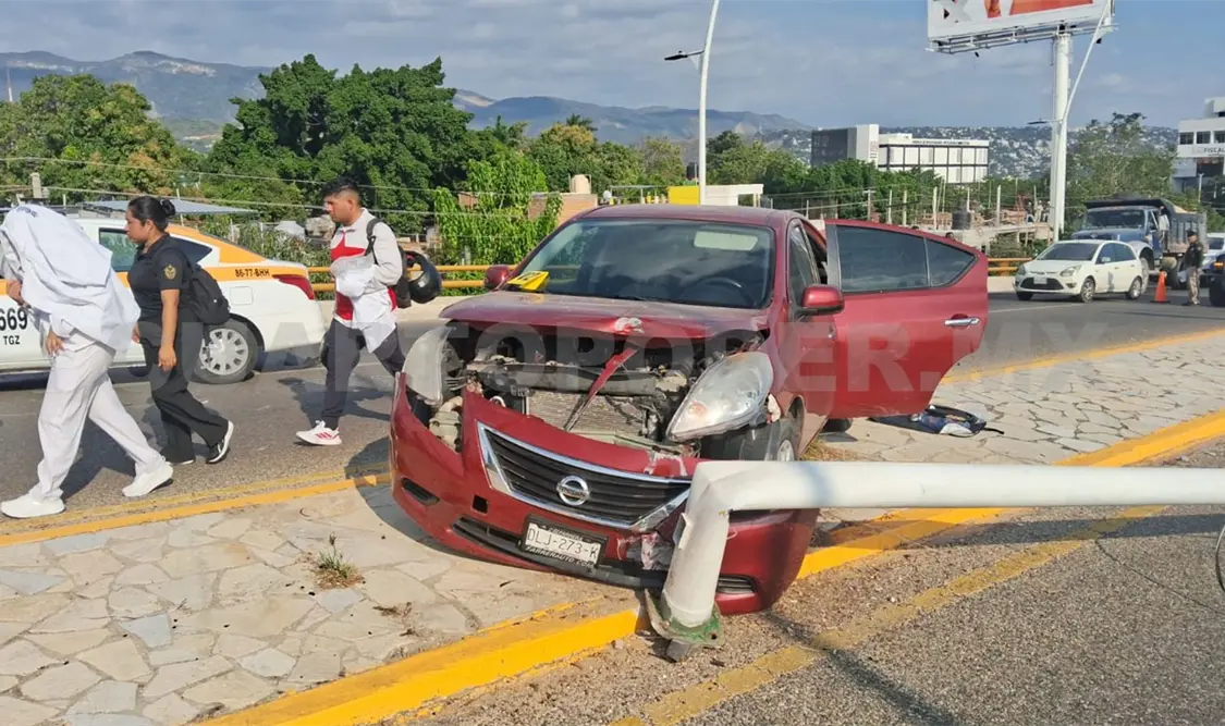 Los vehículos quedaron destrozados; uno de ellos se fue hacia una luminaria. Ulises Villalobos / CP