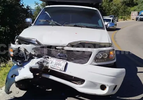 Motociclista muere al impactar de frente