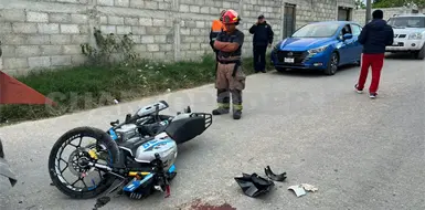 Joven no frena a tiempo y se estrella en tráiler