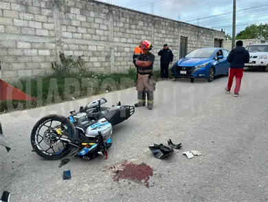Joven no frena a tiempo y se estrella en tráiler