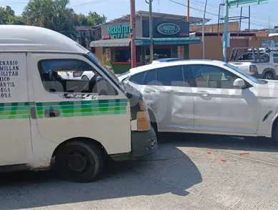 Colisionan colectivo y taxi contra particulares