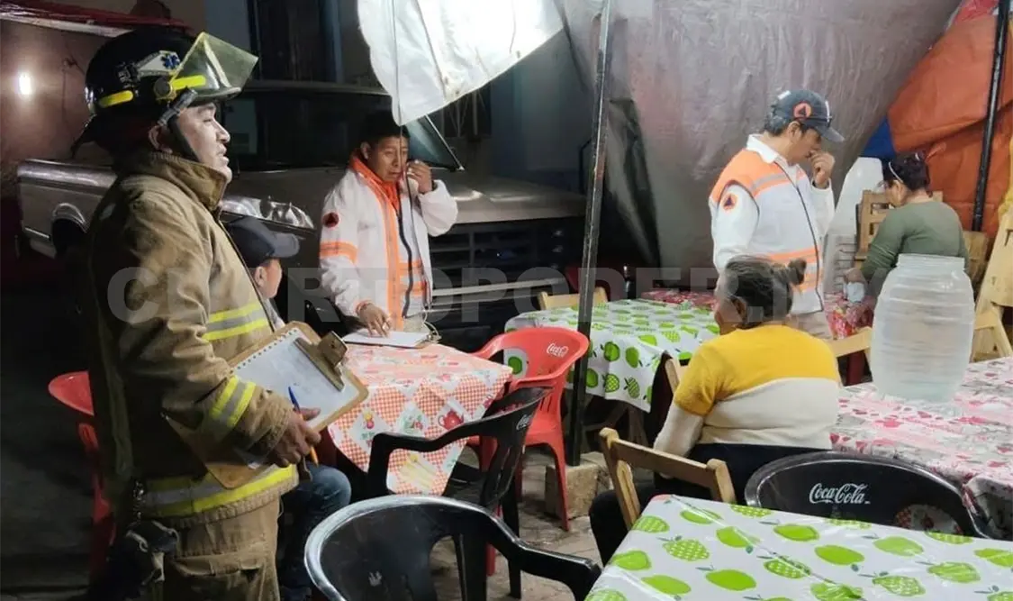 PC y Bomberos verifican que los puestos cumplan los requisitos de seguridad. Manuel Martínez / CP