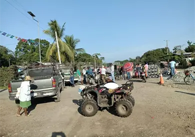 Por daños, bloquean camino e impiden trabajos del tren