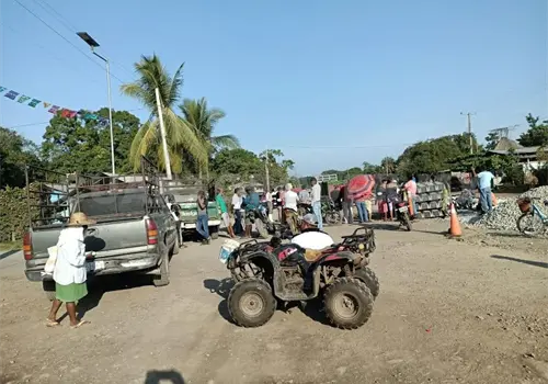 Por daños, bloquean camino e impiden trabajos del tren