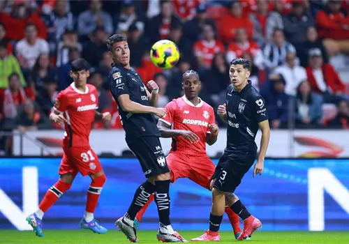 Se juegan las semifinales de ida Se juegan las semifinales de ida