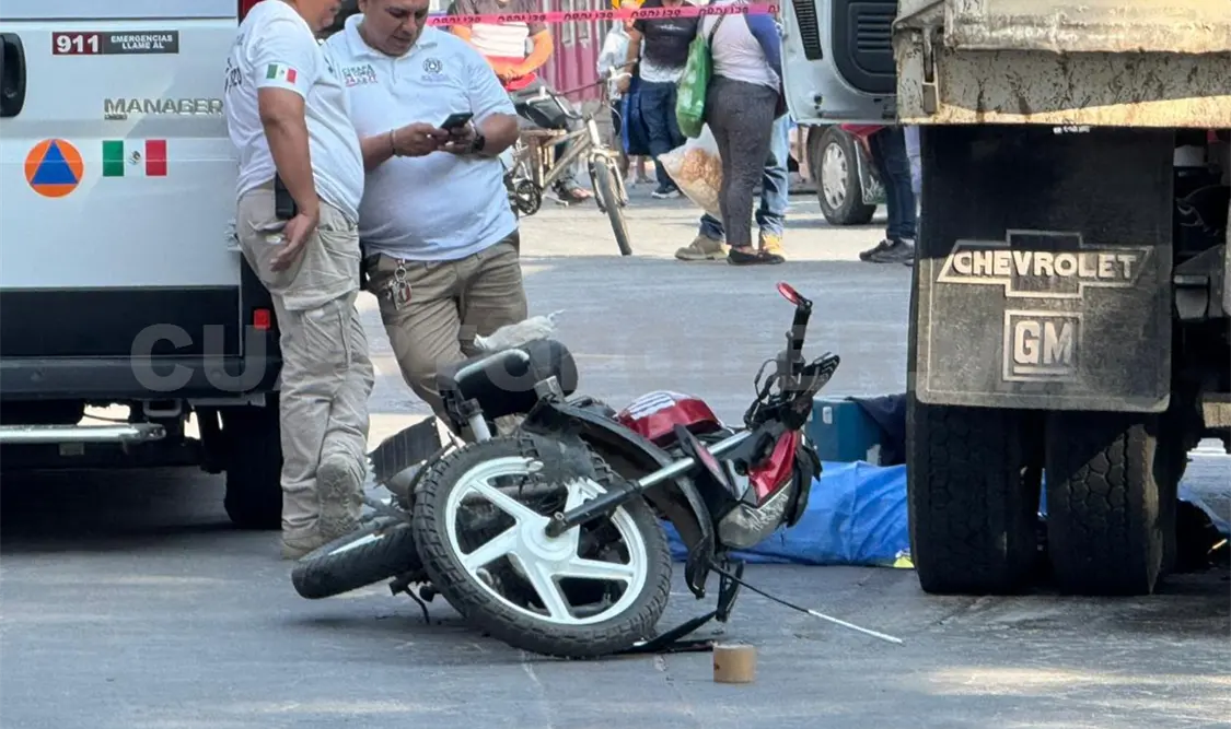 El motociclista murió aplastado por una de las llantas del volteo. Ulises Villalobos / CP