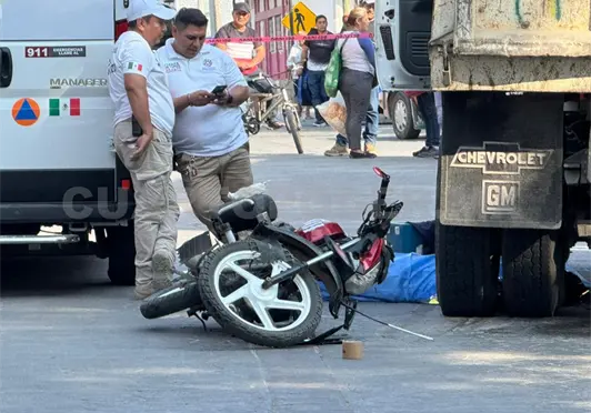 Pierde la vida al ser aplastado por un camión