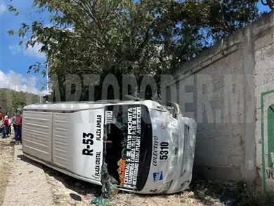 Se le sale la llanta y vuelca colectivo