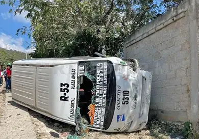 Se le sale la llanta y vuelca colectivo Se le sale la llanta y vuelca colectivo