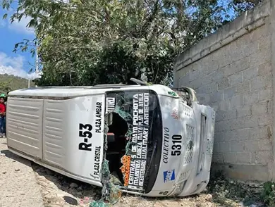 Se le sale la llanta y vuelca colectivo