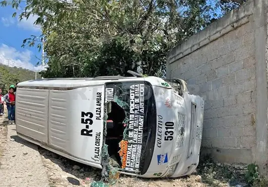 Se le sale la llanta y vuelca colectivo Se le sale la llanta y vuelca colectivo