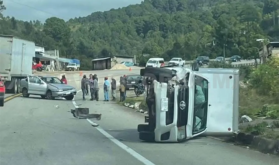 En la vía de cuota, ir a exceso de velocidad propició la volcadura. Ulises Villalobos / CP