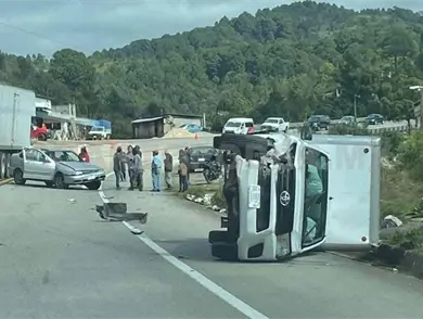 Encontronazo salda con unidad recostada en la vía