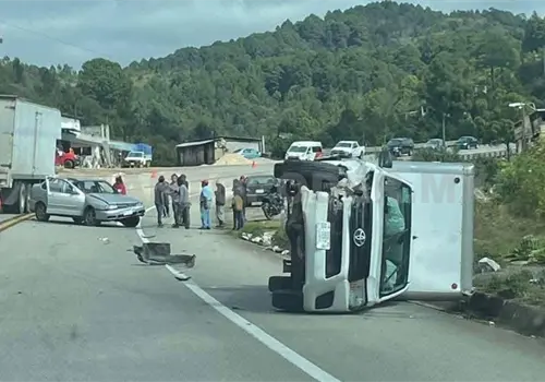 Encontronazo salda con unidad recostada en la vía