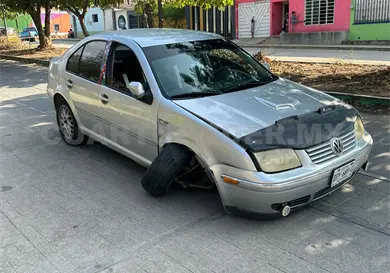Iba con el celular y se estampa en auto aparcado Iba con el celular y se estampa en auto aparcado