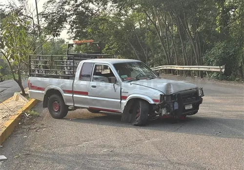 Se impacta camioneta en poste de alumbrado Se impacta camioneta en poste de alumbrado
