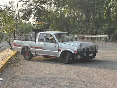 Se impacta camioneta en poste de alumbrado