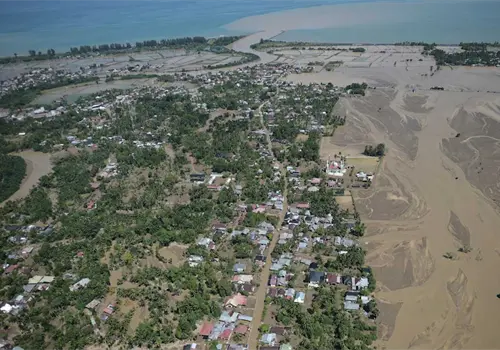 Van más de mil muertos por inundaciones