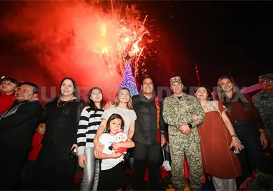 Asiste ERA a encendido del Árbol de Navidad