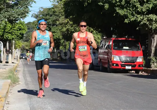 Entregan medalla especial del 10º aniversario