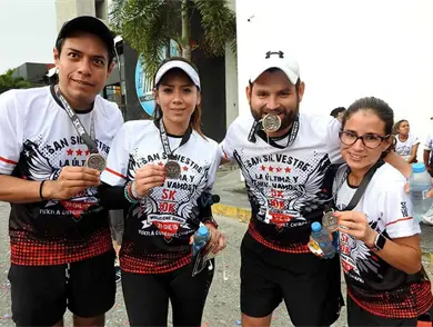 Entregan medalla especial del 10º aniversario