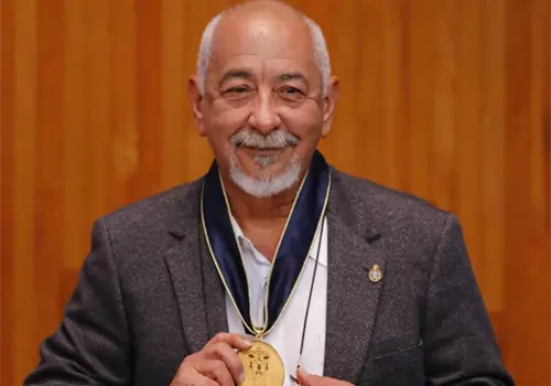 Padura recibe Honoris Causa en FIL Padura recibe Honoris Causa en FIL