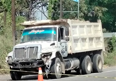 Se accidenta una pick up contra un camión de volteo Se accidenta una pick up contra un camión de volteo