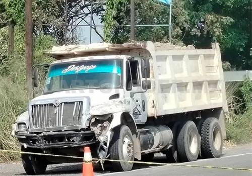 Se accidenta una pick up contra un camión de volteo Se accidenta una pick up contra un camión de volteo