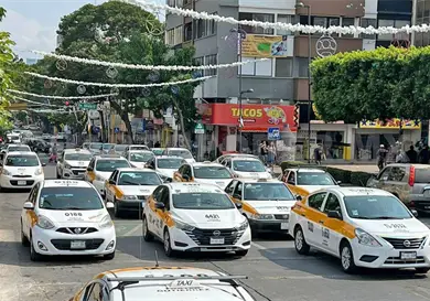 En desacuerdo taxis y automóviles de plataforma