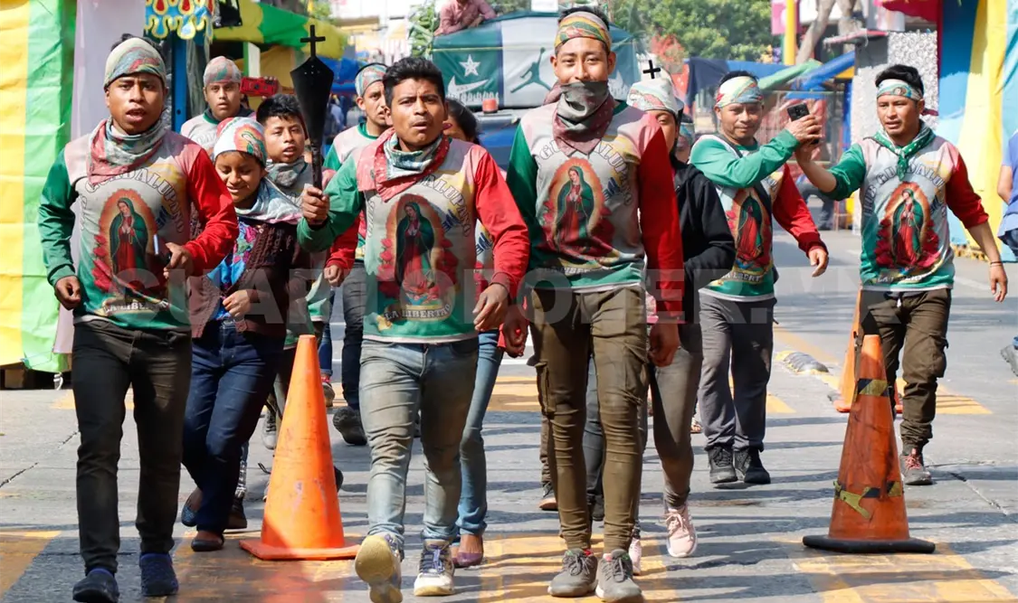 Elementos de seguridad resguardan el paso de los feligreses. Diego Pérez / CP