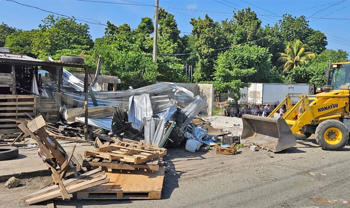 Un ciber y otros negocios instalados en un predio invadido frente a la Comar, fueron retirados con ayuda de maquinaria pesada. Rafael Victorio / CP