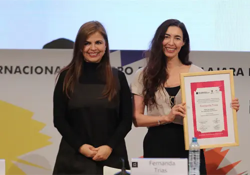 Fernanda Trías recibe premio literario Fernanda Trías recibe premio literario