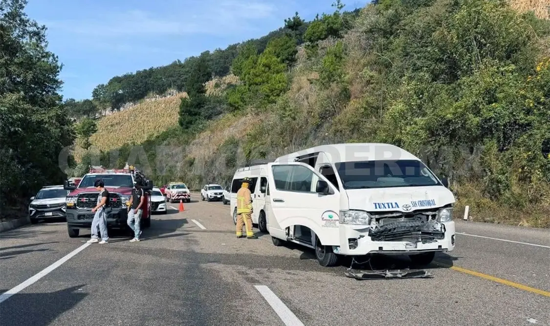 Las unidades involucradas estaban varadas sobre la autopista tras el encontronazo. Manuel Martínez / CP