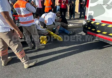 Se sube al camellón con su cuatrimoto