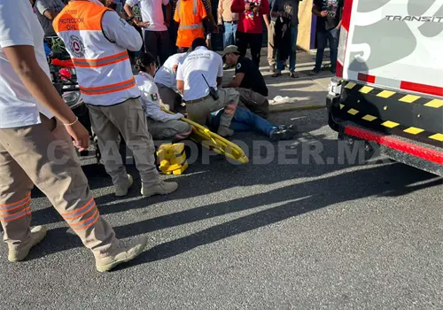 Se sube al camellón con su cuatrimoto Se sube al camellón con su cuatrimoto