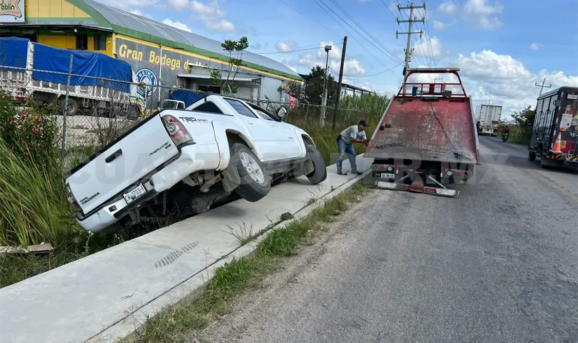 El volantazo hizo que subiera a la banqueta y cayera en un desnivel. Juan Orel / CP