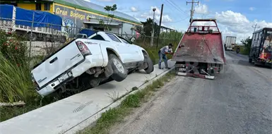 Intenta rebasar y termina volcando Intenta rebasar y termina volcando