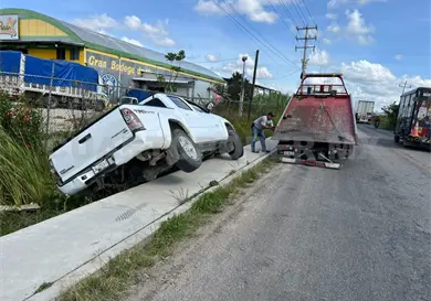 Intenta rebasar y termina volcando