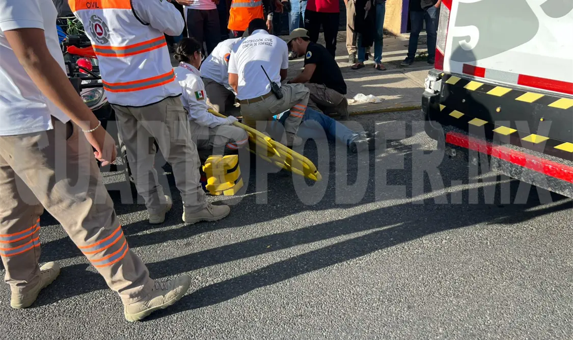 Se sube al camellón con su cuatrimoto