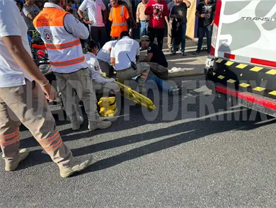 Se sube al camellón con su cuatrimoto