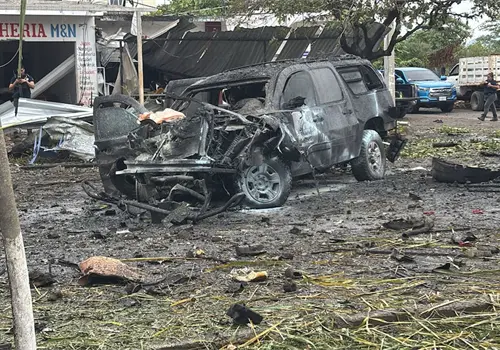 Estalla coche bomba en comandancia de Coahuayana Estalla coche bomba en comandancia de Coahuayana