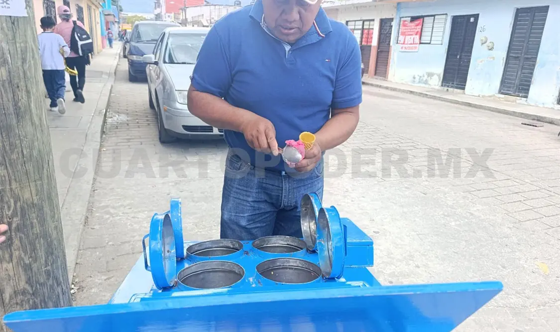 Desde hace 32 años, Jaime Hernández sale a las calles a vender sus helados. Elio Henríquez / CP