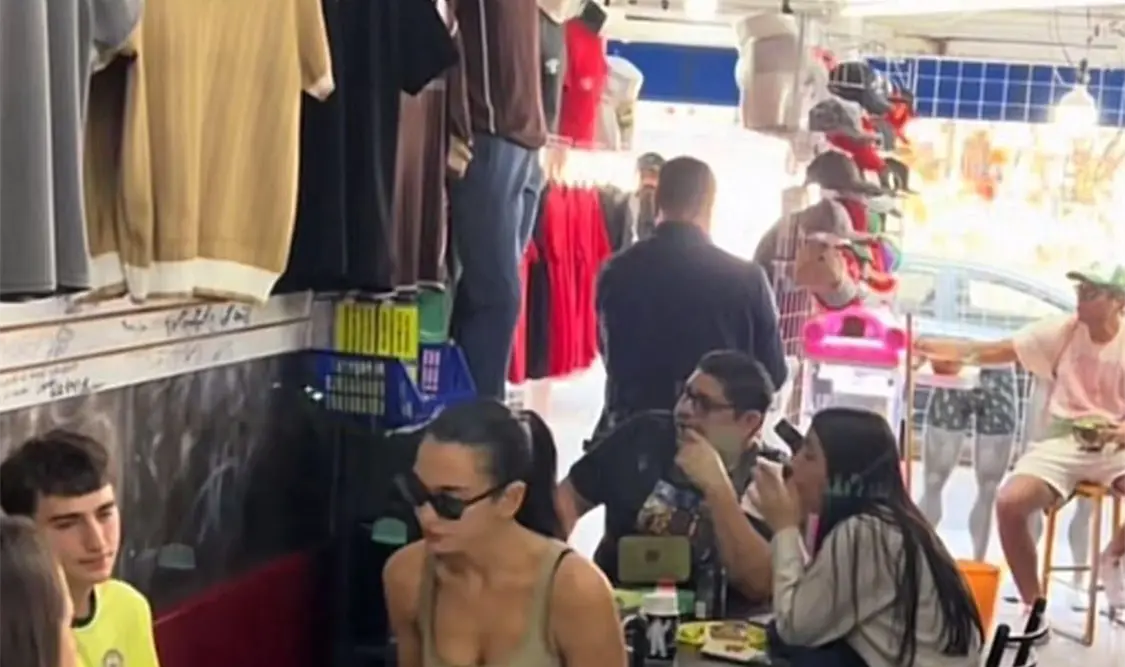 Dua Lipa se da su “baño de pueblo”