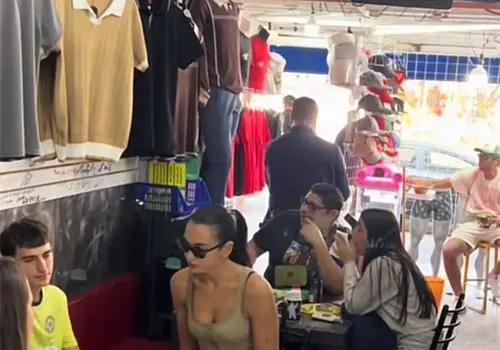 Dua Lipa se da su "baño de pueblo" Dua Lipa se da su "baño de pueblo"