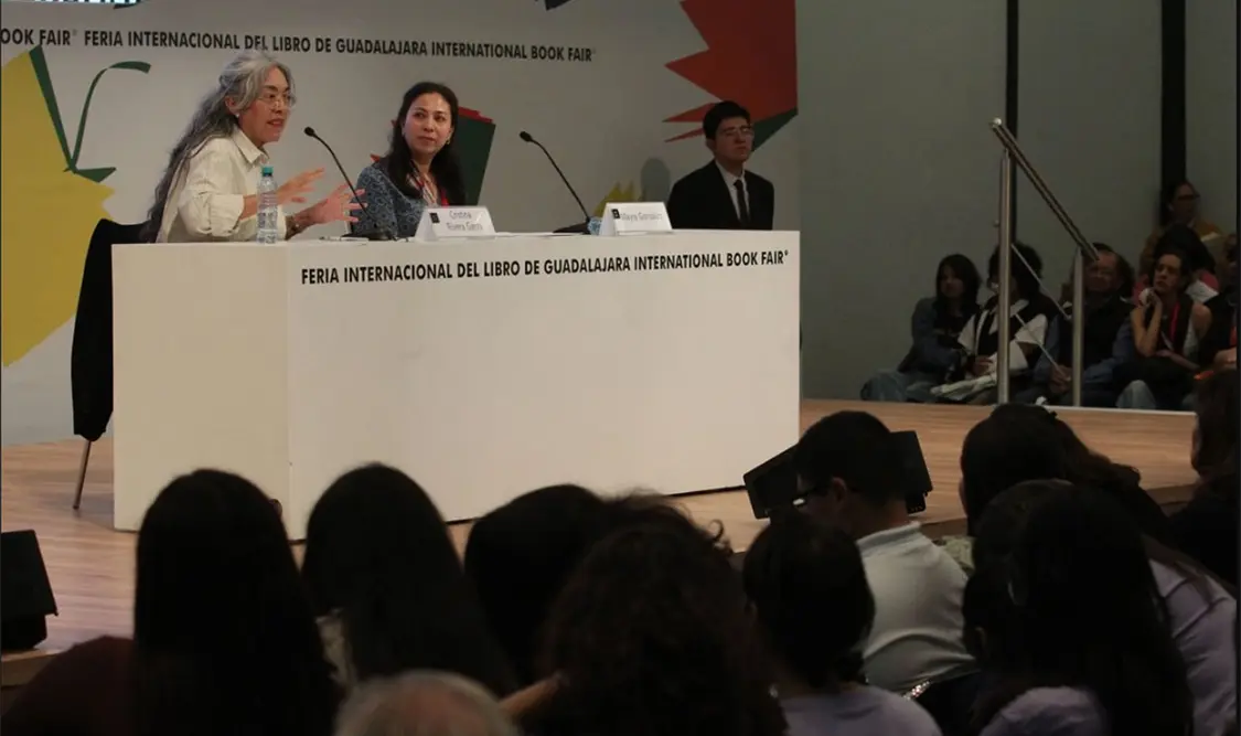 Cristina Rivera Garza hablando de El invencible verano de Liliana en la FIL Guadalajara. Cortesía