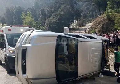 Camioneta vuelca en paraje tras colisionar