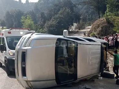 Camioneta vuelca en paraje tras colisionar Camioneta vuelca en paraje tras colisionar